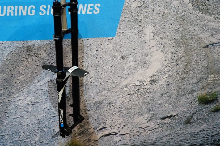   Die Downhillgabel RUX DH kommt mit komplett neuem 27,5-Zoll-Casting und wurde aufs Boost-Maß mit 20-Millimeter-Achse aufgeblasen. Preis: 1399 Euro.