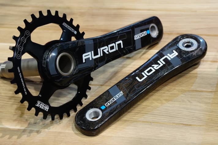   An der Spitze der Kurbelserie von SR Suntour steht die Carbon-Kurbel Auron, ausschließlich für Einfach-Antriebe. Gibt´s in 170 und 175 Millimetern Länge.