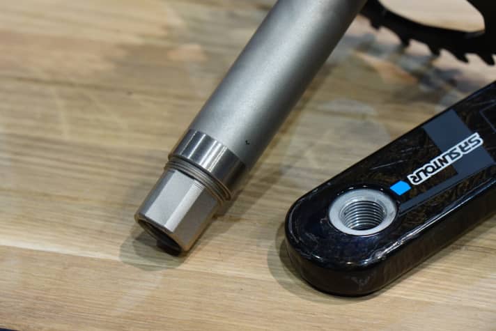   Clamping takes place via a counter ring, not via the complete crank arm.