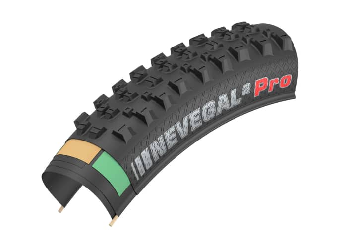   Viel Auswahl im neuen Maß: Kenda bietet 2018 zahlreiche Modelle in verschiedenen Ausführungen an. Die Reifen-Legende Nevegal² gibt es jetzt auch in 2,6 Zoll und wurde auf geringeren Rollwiderstand, höheren Pannenschutz und mehr Grip optimiert.