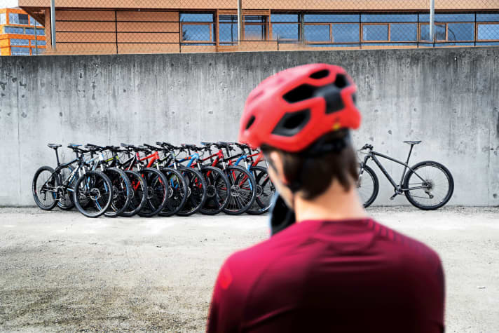   Mountain bikes under 800 euros are suitable for light off-road use - as <a href="https://www.bike-magazin.de/mountainbikes/hardtail/test-2017-11-hardtails-bis-800-euro" target="_blank" rel="noopener noreferrer nofollow">our test in 2017</a> has shown. However, in terms of riding fun and weight, they clearly lag behind the 1300-1500 euro class.