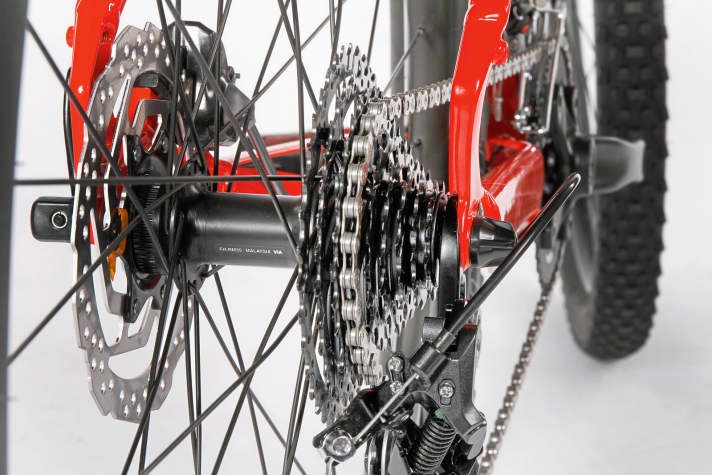   2. Die Schaltungen hinken dem aktuellen 11fach-Standard hinterher. Bergamont, KTM, Radon und Univega schalten zehnfach, der Rest gar nur mit neun Ritzeln. Specialized und Univega verbauen Zweifach-Kurbeln, alle anderen drei Kettenblätter.