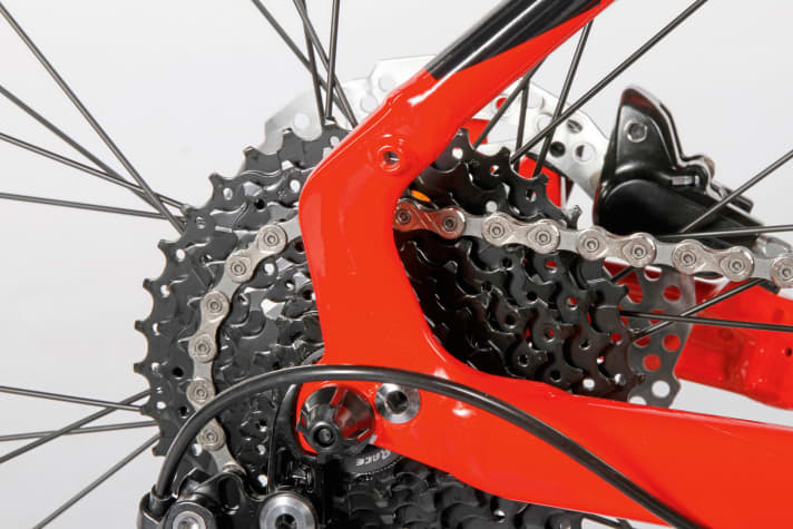   3. Für alle Fälle: Bikes dieser Preisklasse werden häufig auch als Stadtrad verwendet – mit Schutzblechaufnahmen kein Problem. KTM und Univega haben ihre Rahmen sogar für Seitenständer vorbereitet.