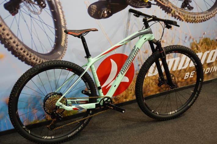 Das Lombardo Stelvio Team kommt edel ausgestattet und soll 3999 Euro kosten. Lediglich die günstige Rockshox-Reba-Gabel passt nicht ganz ins Ausstattungspaket.