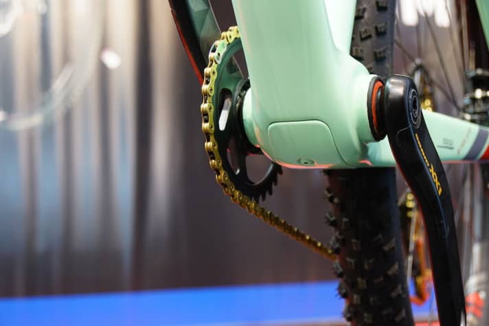 Service opening: Among other things, the cables can be routed via this flap...