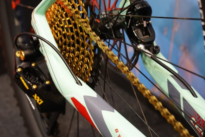 Eine Sram XX1 Eagle wird über die komplett innenverlegten Züge angesteuert.
