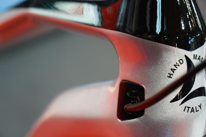 Formschönes Steuerrohr, sauber innenverlegte Züge und der Hinweis „Handmade in Italy“ darf beim Finale natürlich auch nicht fehlen.