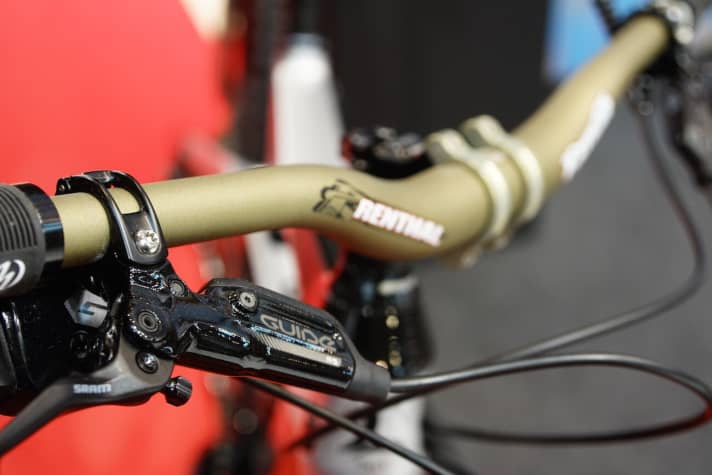 Solide Ausstattung: Ein Renthal-Cockpit...
