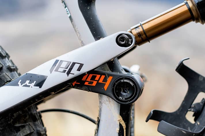   The steering angle can be changed by 0.7 degrees via the chip on the shock mount.