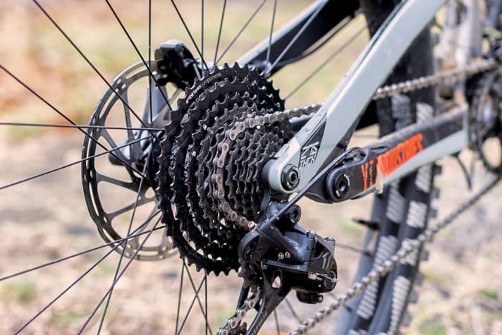   YT has fitted the top model with an eThirteen 11-speed cassette. This should ensure less stress compared to a 12-speed drivetrain.