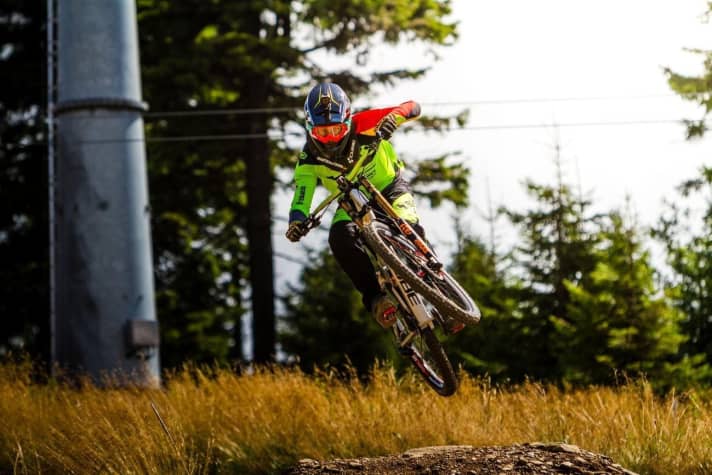   Auch der deutsche Downhill-Meister Max Hartenstern trainiert regelmäßig im Trailpark Klinovec. Das Training scheint sich auszuzahlen, zuletzt ist der Sachse Dritter bei der Junioren-Weltmeisterschaft geworden.