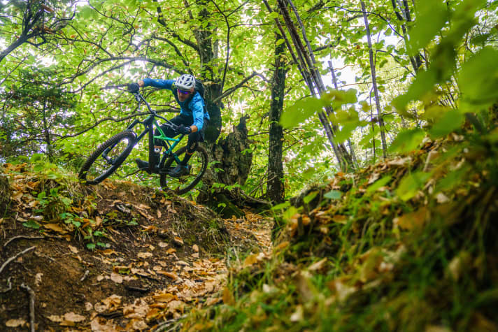   Specialized follows the longer, slacker, lower trend and gives the Enduro a geo update. However, the rider can influence the geo adjustment.