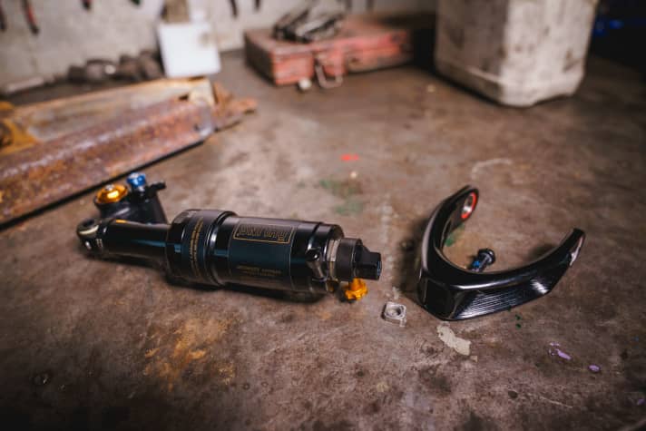   A small washer can be used to change the steering angle by 0.5 degrees and the bottom bracket height by eight millimetres.