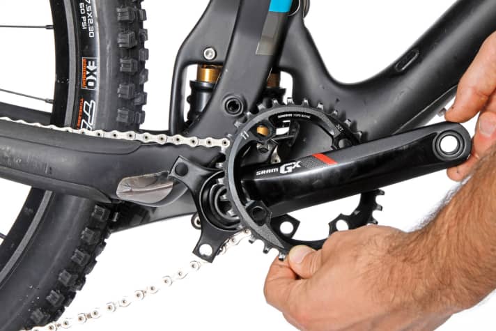   Kurbel mit Spider: Bei Kurbeln mit Spider ist der Tausch des Kettenblattes besonders einfach. Es müssen lediglich die vier Kettenblattschrauben mittels 5er- und 6er-Inbus gelöst werden. Schon lässt sich das Kettenblatt über den Kurbelarm abnehmen, ohne die Kurbel zu demontieren.