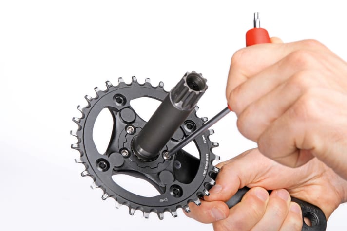   Spider ersetzen: Bei vielen Sram-Kurbelmodellen lässt sich der Spider entfernen. Somit kann die Kurbel auf Direct Mount umgerüstet werden. Vorteil: Es können auch 26er- und 28er-Kettenblätter gefahren werden. Zur Demontage des Spiders muss die Kurbel ausgebaut werden. 