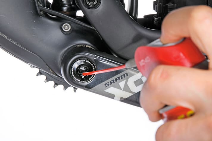   Kurbelschraube: Bei GXP-Kurbeln mit selbstabziehender Kurbelschraube sollten Sie von Zeit zu Zeit einen Tropfen Öl zwischen Abzieher und Sicherungsschraube geben. Ansonsten kann sich die Sicherungsschraube bei der Demontage lösen und das Gewinde zerstören.