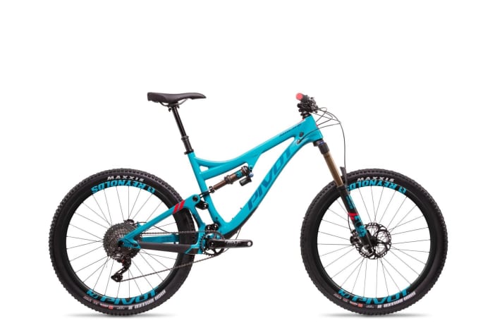   Das Team Di2 markiert das obere Ende der Fahnenstange des Pivot Mach 6. Komplett XTR Di2, XTR Trail-Bremsen und Carbon, so weit das Auge reicht.