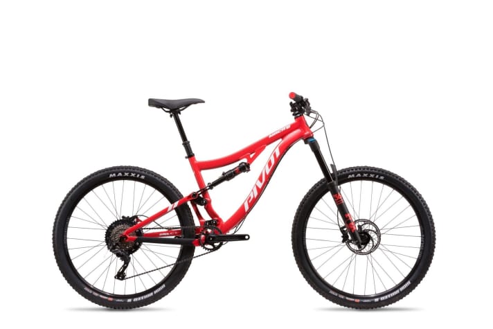   Das Einstiegsmodell des neuen Mach 6: Aluminiumrahmen, Fox Performance-Fahrwerk, Shimano XT/SLX-Mix, aber „nur“ Deore M6000-Bremsen.