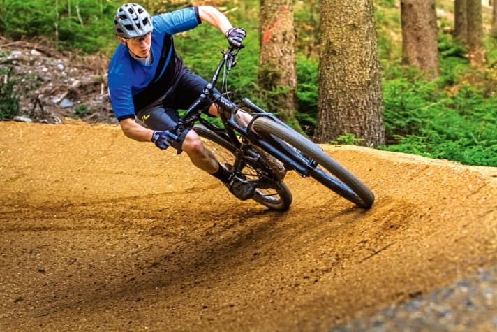   During the practical test at Bikewelt Schöneck, we checked how good the cornering grip is on loose and firm surfaces and how much traction the tyres have uphill or in wet conditions.
