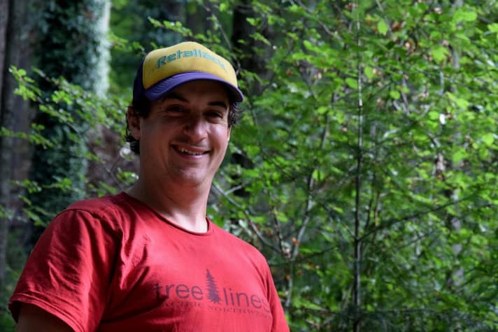   Despite a broken toe, Dave continues to swing the spade. The Canadians are in an incredibly good mood. The fact that the club can only provide them with flights and board and lodging, and that they don't get paid for building the trail themselves, doesn't bother them. "It's like a holiday for us," says Kris Mcmechan.