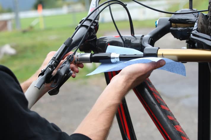   Hier wird die Dämpfer-Kartusche der Gabel gewechselt. In ihr steckt der Shim-Stack, welche die Charakteristik der Druckstufe maßgeblich beeinflusst.