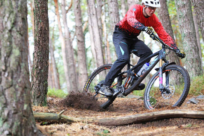   Das Upgrade auf die neue Luftkammer ist auf dem Trail spürbar, aber leider auch sehr teuer. Die pinken Decals sind ebenfalls im Tuning-Programm erhältlich.