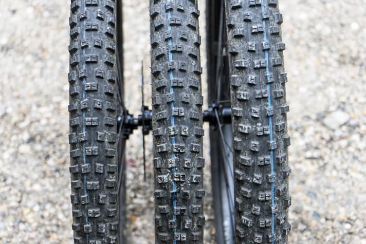 We tested Schwalbe's all-round classic Nobby Nic in widths of 2.35, 2.6 and 2.8 inches with the new Addix Speedgrip rubber compound. Schwalbe sent the 2.6-inch tyre to the test with the additional Apex reinforcement. The width of the 2.6 is closer to the 2.35 version. | n.