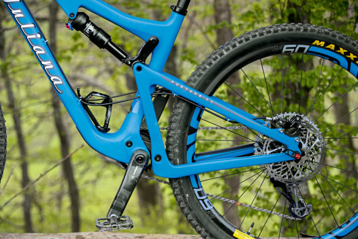 The Juliana Furtado CC is the only bike with VPP rear suspension in this test. It provides a floating feeling on the ride.