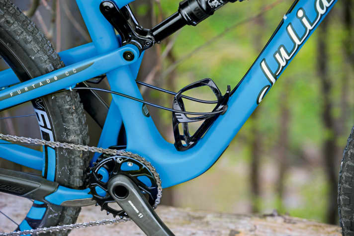 We don't find the cable routing on the Juliana Furtado CC quite so stylish. You have to bend the cables apart to insert the bottle.