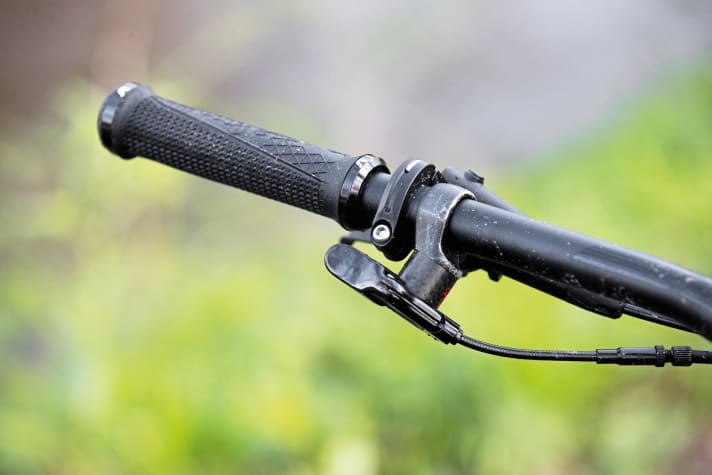 Ergonomisch top: Der Hebel am Liv Hail für die Verstellstütze lässt sich gut bedienen.