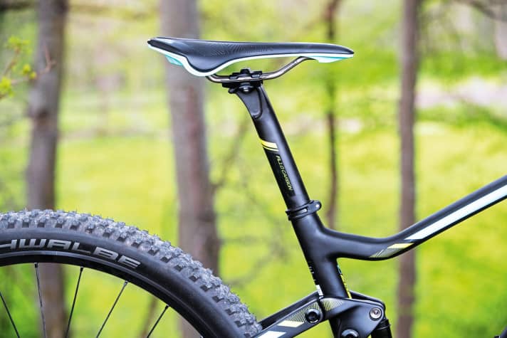 The absolute top-of-the-range Scott Contessa Spark RC 700 race bike comes weight-optimised without a dropper post and without a quick release, but with a Twinloc remote lever on the handlebars. The Spark 700 in the category below (4799 euros), on the other hand, also has a Fox Transfer Dropper post.