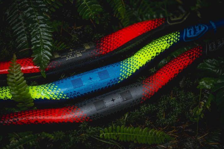   Drei gar nicht so ungleiche Brüder. Vorne die beiden Alu-Modelle, hinten das Carbon-Modell der Colab-Serie von Troy Lee Designs.