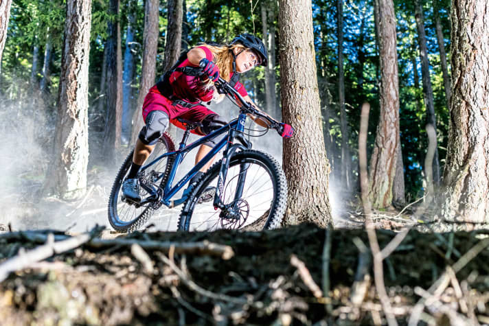   Dank Enduro-ähnlicher Geometrien mit flachen Lenkwinkeln und ordentlich Federweg kann man mit den Trail-Hardtails selbst auf ruppigeren Strecken die Bremsen offen lassen. Voraussetzung dafür: eine saubere Fahrtechnik und die richtige Linienwahl.