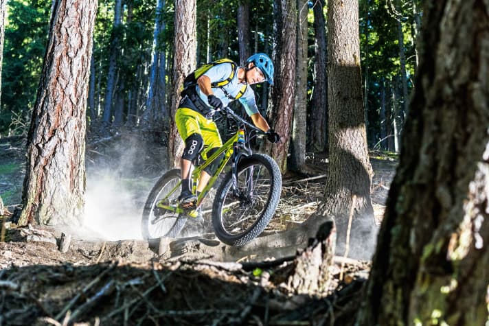   Plus-Reifen verwöhnen Hardtail-Fahrer vor allem am Heck mit etwas Komfort, besonders im Uphill und in Wurzelpassagen. Bei schlammigen Bedingungen stoßen die oft zahmen Plus-Profile allerdings an ihre Grenzen.