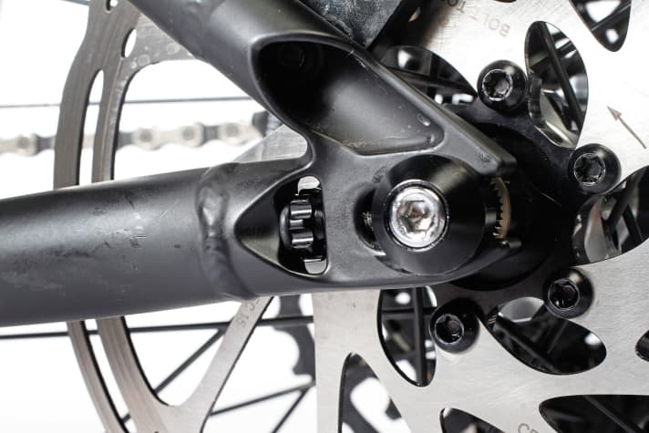   1. variable: Thanks to horizontal dropouts, the chainstay length can be adjusted with the load. The bolted 5-millimetre axle not only secures the rear wheel, but also the derailleur hanger.
