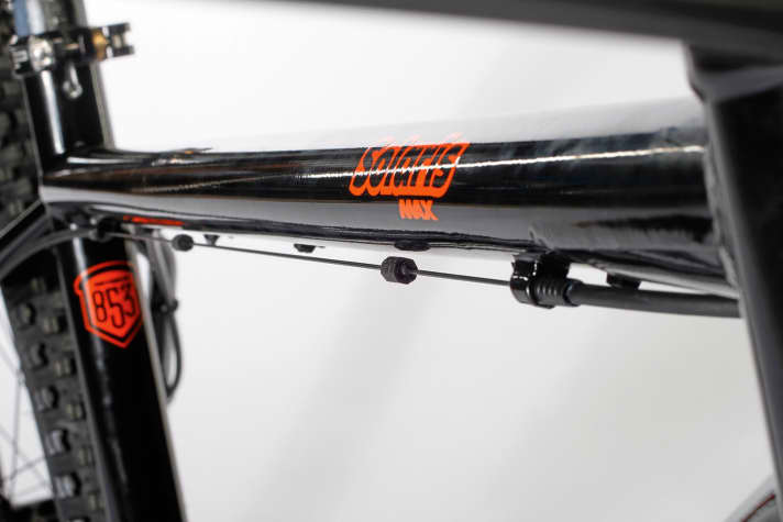   3. the cable routing on the Cotic looks a bit careless and no longer quite up to date. A pity, because the frame with its filigree Reynolds tube set is otherwise visually convincing.