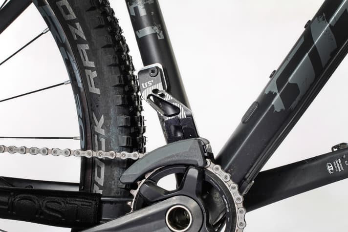   4. Trotz Reibungsdämpfer im Schaltwerk und speziellem Zahnprofil macht eine leichte Kettenführung am Hardtail Sinn. Die ungefilterten Schläge können die Kette ansonsten durchaus das eine oder andere Mal vom Kettenblatt werfen.