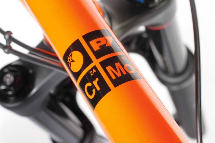   5 If you know plastic, take steel - as they say in mechanical engineering. This is not entirely applicable to our test, but even compared to the aluminium frames, the three steel bikes offer noticeably more comfort at the unsprung rear. Only the plus tyres on Mondraker and Felt absorb bumps even better.