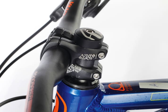   8 Mondraker's forward geometry was convincing in the test. Despite the longest reach, you sit comfortably and centrally on the Vantage. Especially on steep climbs, the Spanish bike rides with outstanding poise and confidence. The 30 millimetre short stub stem is primarily responsible for this.