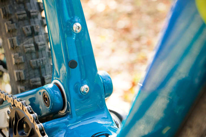   The bottle cage can be mounted on the seat tube of the Cannondale Trigger 1 and holds bottles up to 0.7 litres in size.