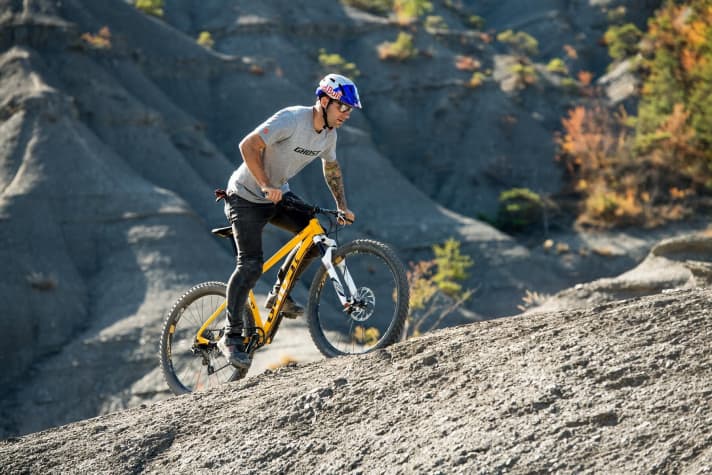  Uphills are quite comfortable with a seat angle of around 74 degrees. And hardtails are unbeatable when standing up anyway.