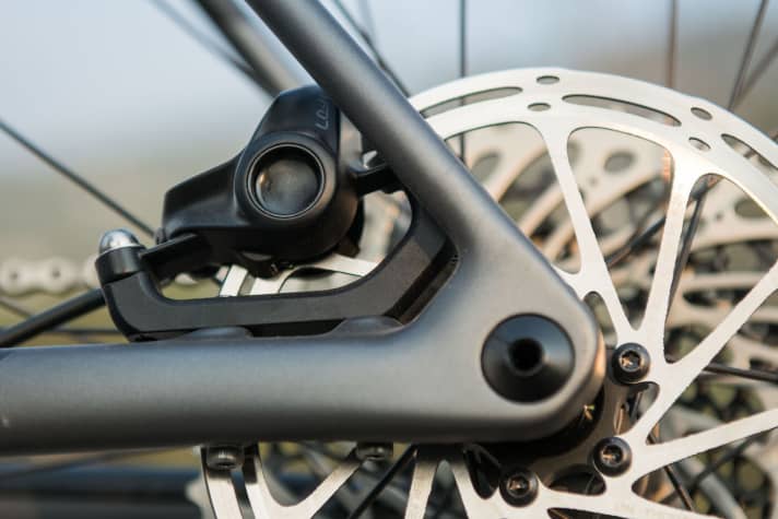   Die hintere Bremse sitzt per Flat-Mount-Aufnahme auf der Kettenstrebe und soll das Schrauben mit Mini-Tool erleichtern.