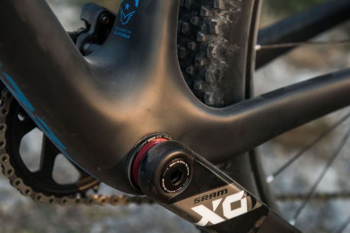   Durch das breite BB92-Tretlager und die Boost-Achsen schafft Felt Platz für bis zu 2,35 Zoll breite 29er-Reifen.