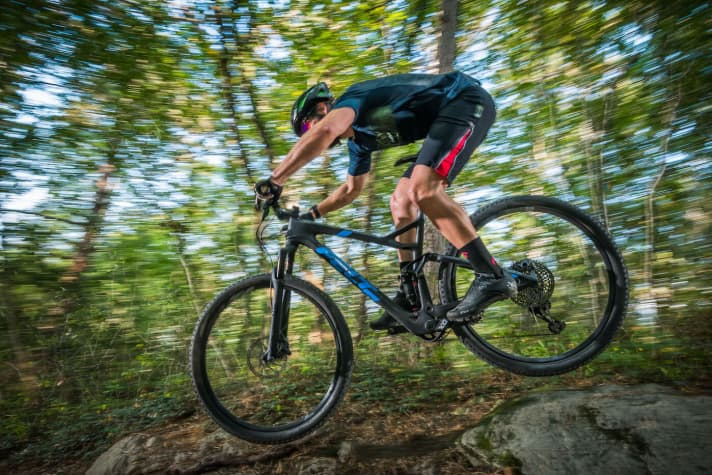   Safer and faster downhill: the steering angle of the Edict 1 is 1.6 degrees slacker compared to the previous model. On the models with a 120 mm fork, the steering angle is even one degree slacker.