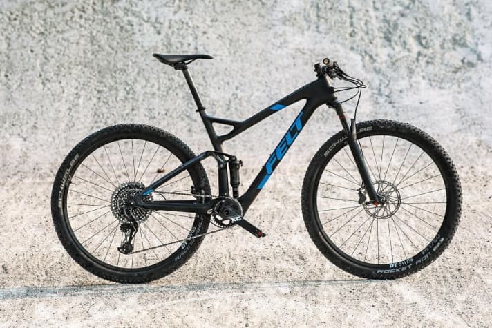   The new Edict frame rolls into the starting block 450 grams lighter. The FRD version is said to weigh just 1925 grams including shock and axle, while the carbon chassis of the other Edict models weighs 2125 grams (pictured: Edict 1).