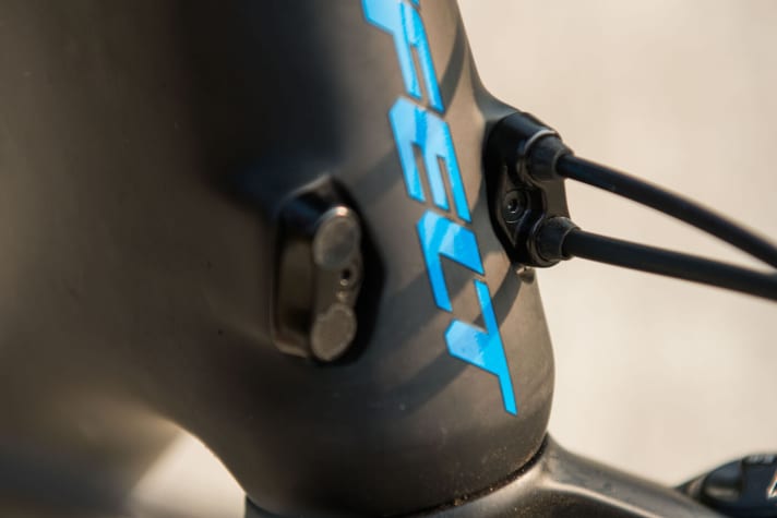   The internally routed cable guide: all types of cables fit into the unscrewable cable inlets on the head tube, from electronics to the Stealth dropper post.