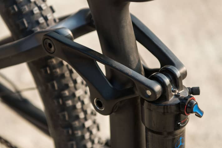   An der oberen Aufnahme des metrischen Dämpfers sitzen Kugel- statt der üblichen Gleitlager. Das soll den Hinterbau vor allem bei feinen Schlägen besser ansprechen lassen.