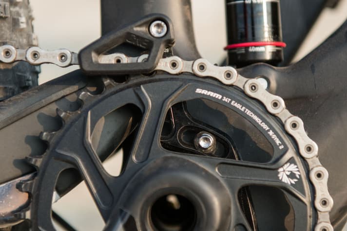   The new Edict can only be ridden with single drivetrains. The frame is compatible with chainrings up to 38 teeth.