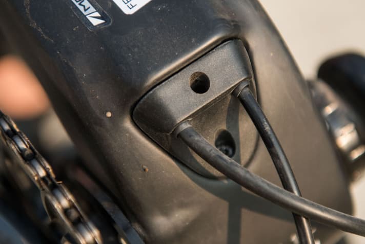   Damit das Züge wechseln nicht zur Geduldsprobe wird: Die Abdeckung lässt sich abschrauben, wenn man neue Kabel durch den Rahmen fädeln muss.