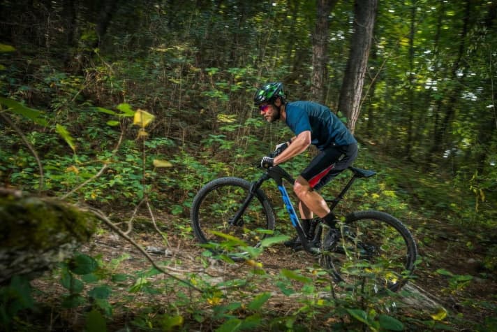   Deutlich spritziger im Antritt: Die massive Gewichtsersparnis am Rahmen macht sich vor allem bergauf bemerkbar. Mit leichten Carbon-Laufrädern könnte man das Ganze auf die Spitze treiben.
